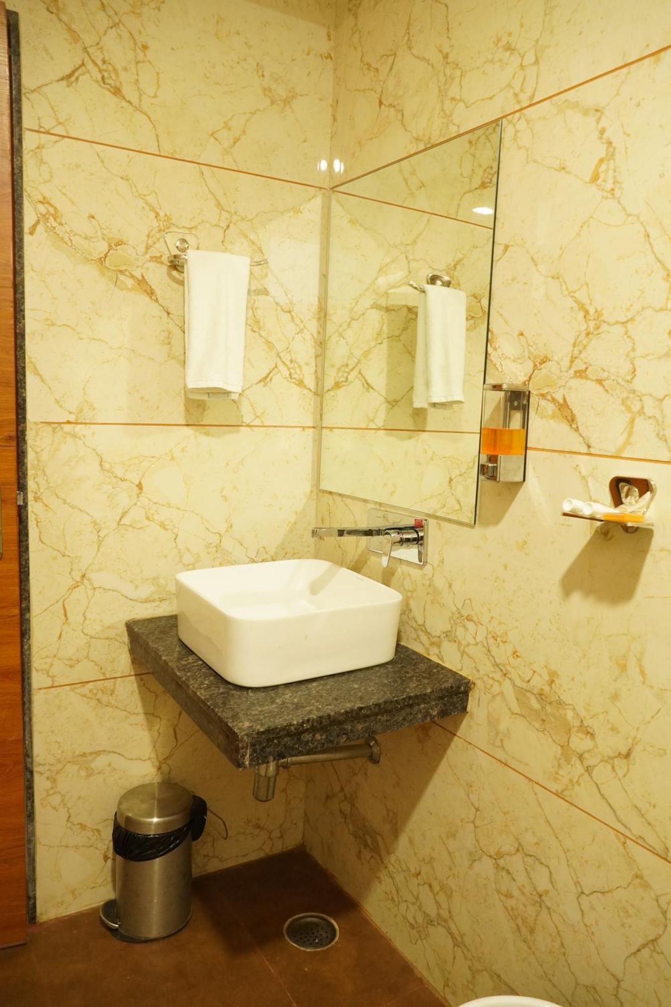 בהופאל Hotel Eleven Heights מראה חיצוני תמונה